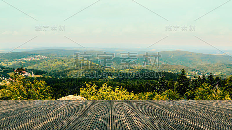 有美丽景色的露台。壮丽的群山和蓝天的全景。住在山里。德国