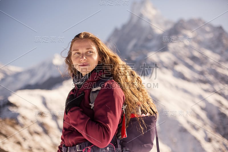 女性游客的肖像放松在高山，Fishtale或Machapuchare山顶的背景，自由旅行的概念