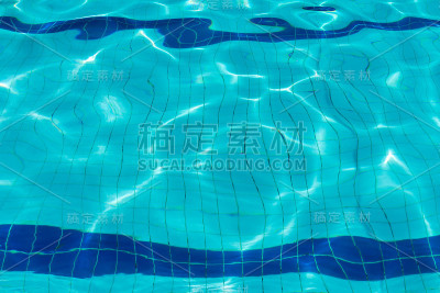 游泳池里蓝色的涟漪水