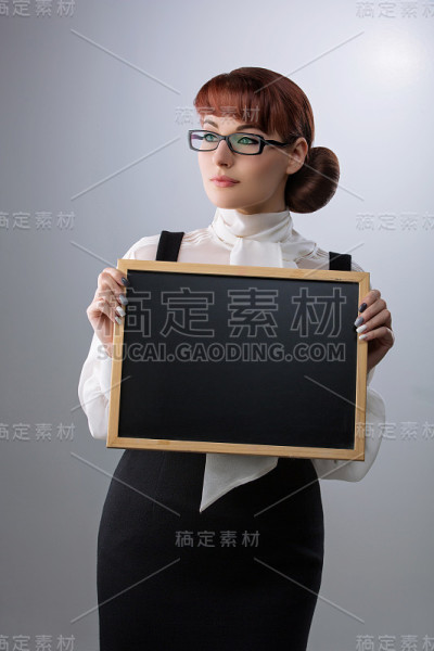 拿小黑板的女人