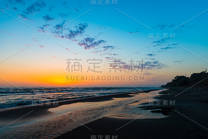 海上灿烂多彩的日出