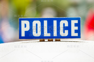 警察在车顶上的标志超过了城市背景