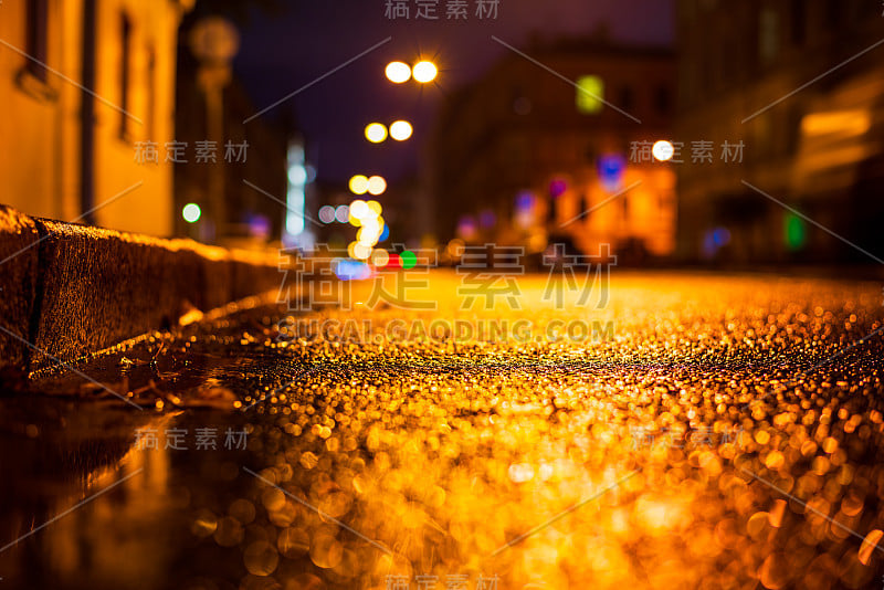 秋雨夜城。空荡荡的街道。路上有水坑。市中心的住宅建筑。五彩缤纷的颜色。