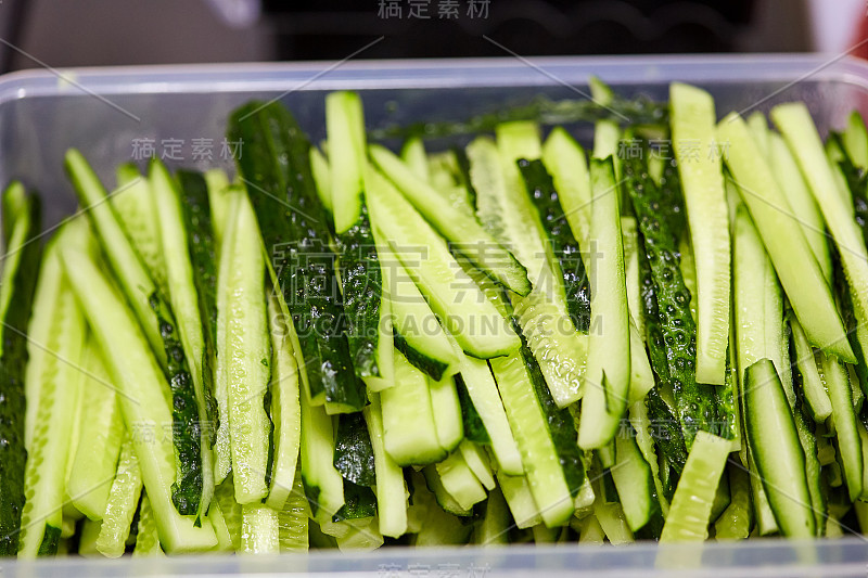 切黄瓜片。可以做沙拉的蔬菜。美味饮食素食