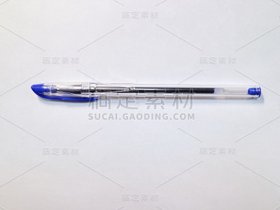 中性笔在办公桌上