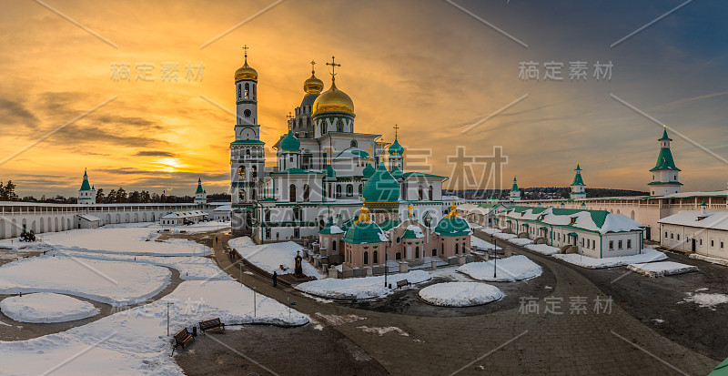 夕阳照耀在沃斯克列森斯基大教堂金色的圆顶上，覆盖着白雪，复活或新耶路撒冷修道院，伊斯特拉，莫斯科地区