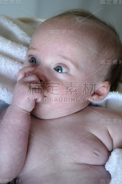 婴儿吮吸她的拇指