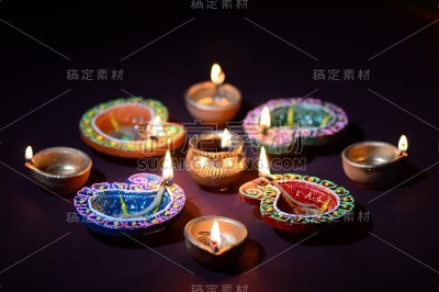 在排灯节庆祝期间，彩色的粘土灯盏被点亮。问候卡设计印度的光节日称为排灯节。