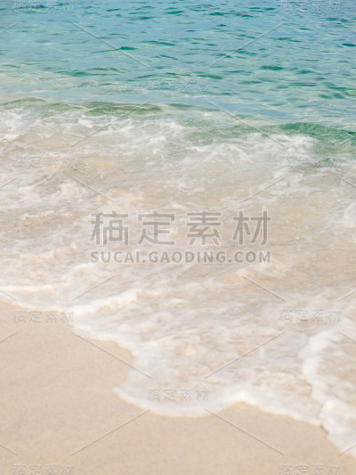 和平的海滩的背景。白色的沙子和蓝绿色的海水。海岸线上有美丽的沙滩和平静的海浪。热带度假的概念。