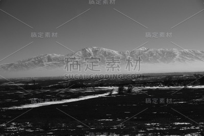 撒马尔罕山顶上有雪