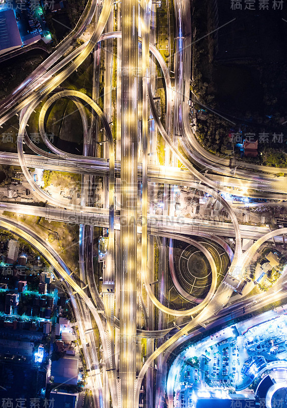 鸟瞰图，道路环岛，高速公路与汽车停车场在泰国的城市。美丽的街道，市中心，城市景观，顶视图。背景