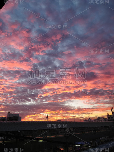 日落时的剪影城市景观