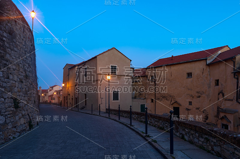 意大利利古里亚大街上的夜景