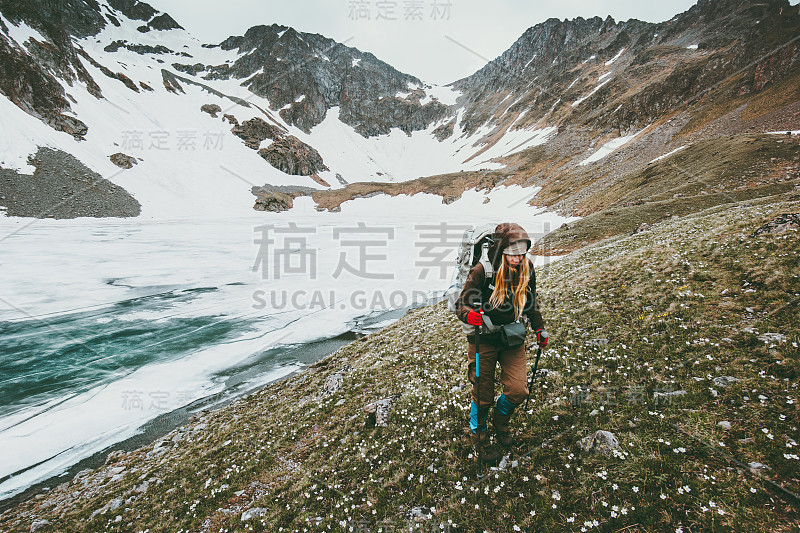 在山区的女性徒步者旅行生活方式生存概念冒险户外活跃的徒步旅行假期野生的自然