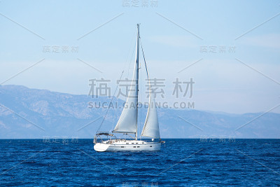 帆船在海上扬起白帆。
