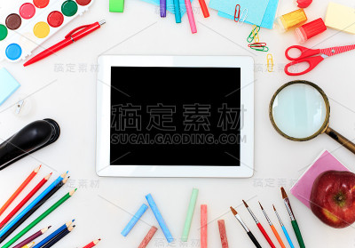 学校设置笔记本，铅笔，刷子，剪刀和苹果在白色的背景
