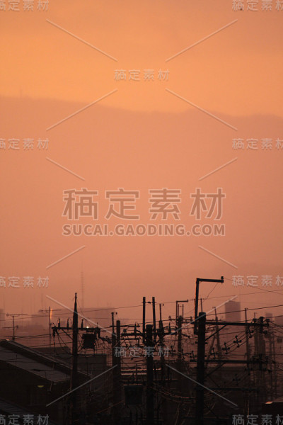 日落时电线杆变暗
