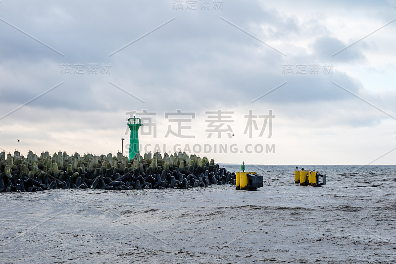 在Koobrzeg海港。防波堤，从岸上看到的灯笼。冬天的季节。