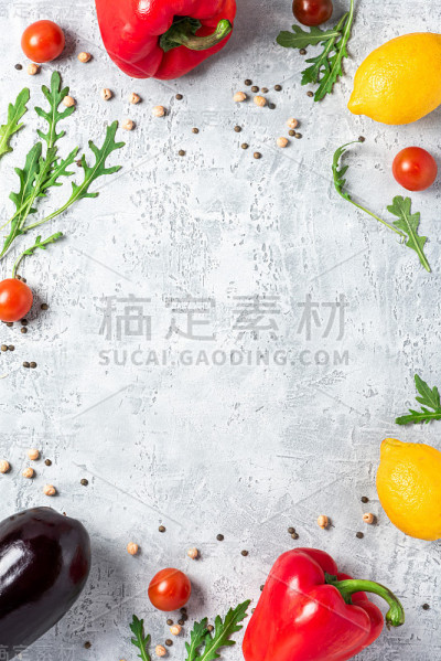 蔬菜，柠檬和鹰嘴豆在混凝土背景，俯视图，自由的文字空间。