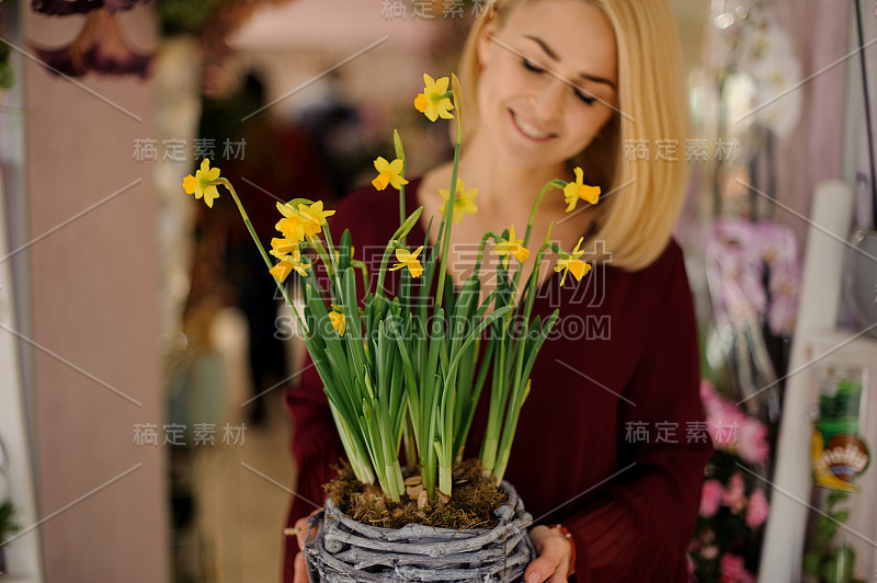 拿着花盆的女人，花盆里有土和花