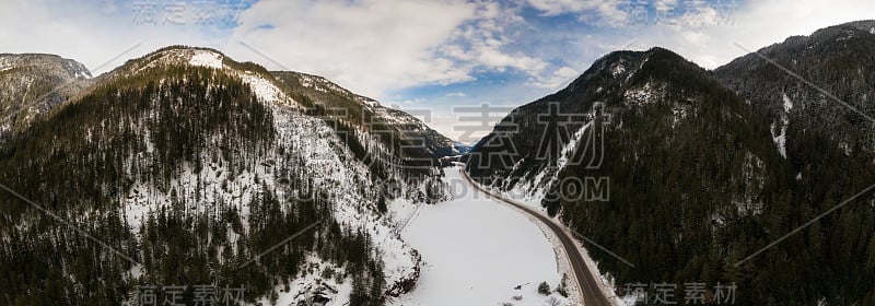 美丽的加拿大山景鸟瞰图