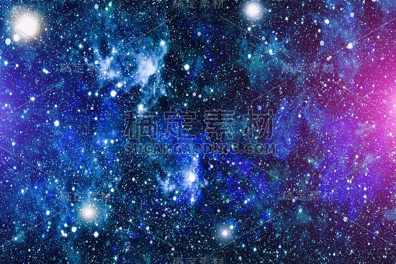 满是星星的黑暗夜空。外太空中的星云