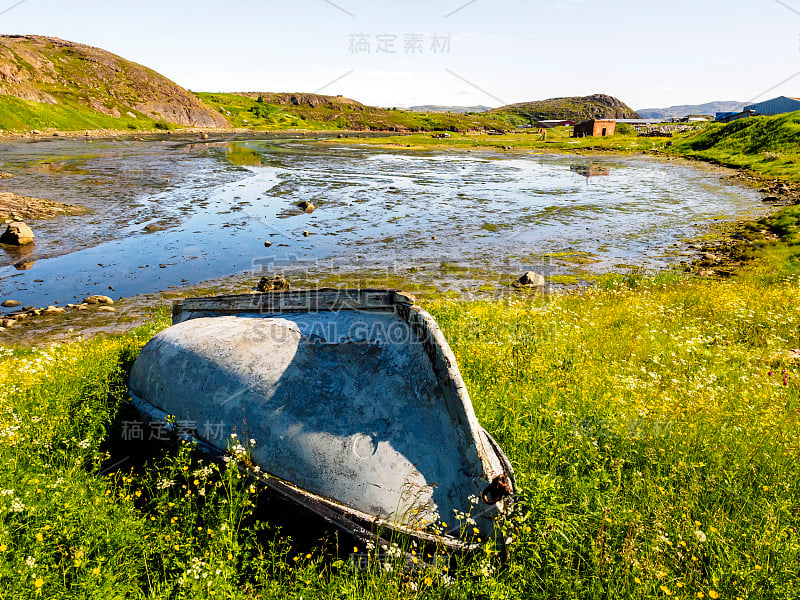 俄罗斯科拉半岛捷里别尔卡村的一艘废弃的旧船