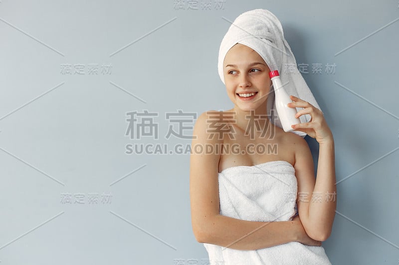 美丽的女孩和奶油站在画室里