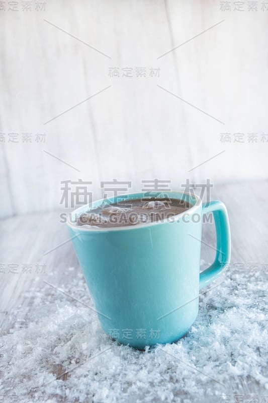 一杯冬日热巧克力加雪