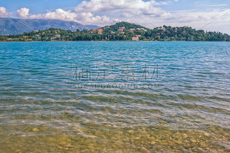 美丽的夏季景观与海湾清澈平静的水