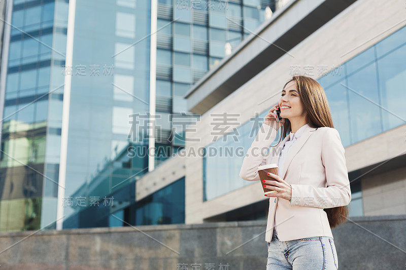 一个自信的年轻女商人打电话的肖像