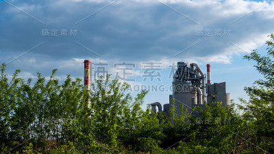 水泥厂的背景是蓝天。良好可见的工业装置。