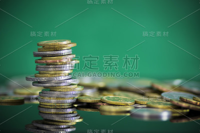 金币和银币的特写。