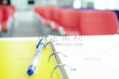 前一个会议。空的会议空间。准备一份报告。