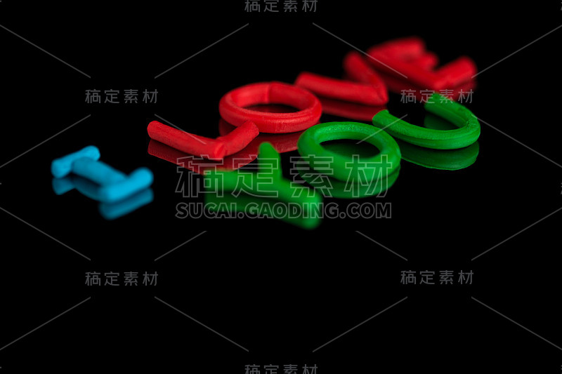 彩色的“我爱你”问候信息由橡皮泥在孤立的黑色背景与复制空间。情人节。剪下