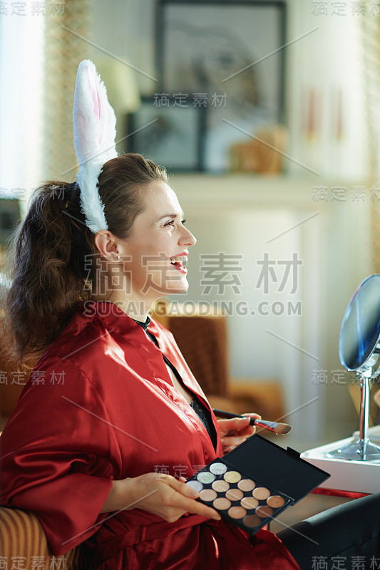 打扮兔子耳朵的女人的美容