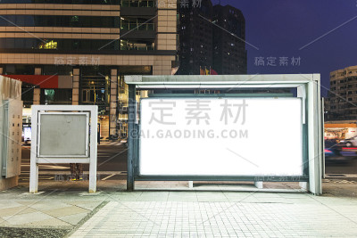 城市建筑的空白广告牌，在地铁站拍摄的