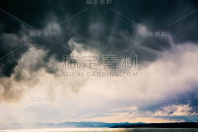 海上乌云密布。