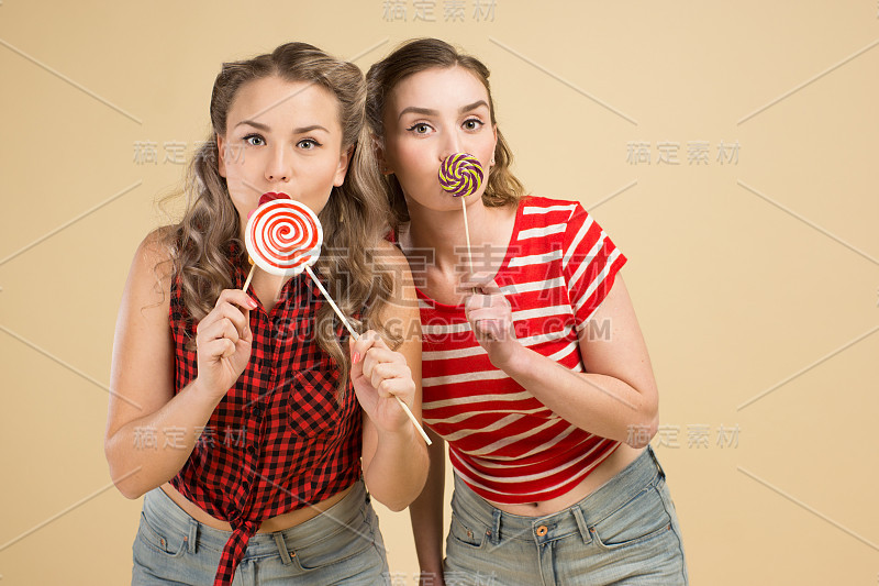拿着大糖果的女孩