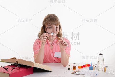 药剂师正在考虑药片