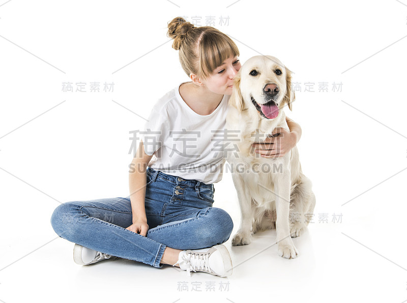 漂亮的少女和她美丽的金毛猎犬在白色的背景