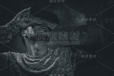 男人们戴着虚拟现实眼镜