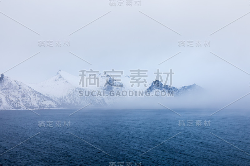 挪威森雅的冰雪峡湾和山脉全景，令人惊叹的挪威自然海景热门旅游景点。最著名的旅游景点。美丽的日落在令人