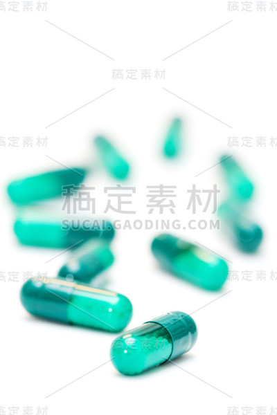 白色背景上的药丸