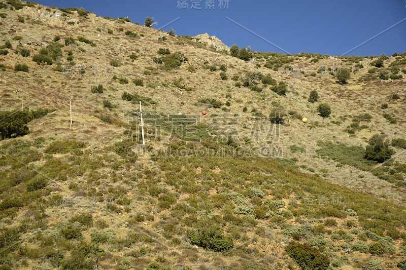 田园诗般的沙漠山地景观映衬着清澈的蓝天