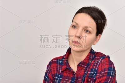 梳着发髻，穿着格子衬衫的体贴女人