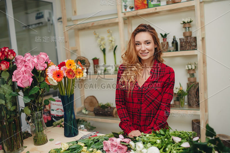 年轻漂亮的花店女店员在一家花店工作