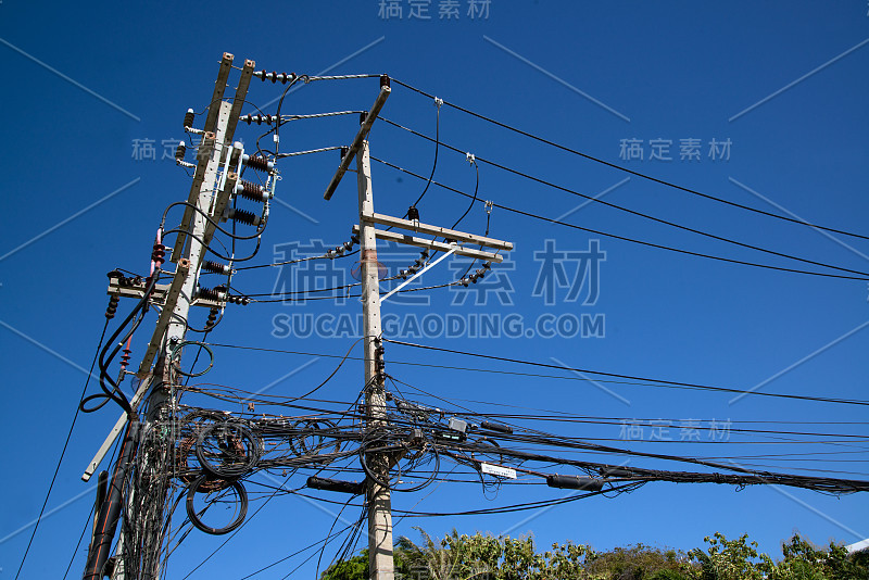 电线和电缆安装在电线杆上在泰国曼谷看起来很困惑。