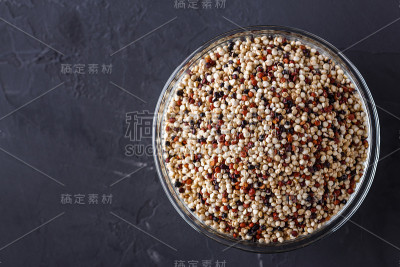 在黑色的石头背景上混合藜麦颗粒