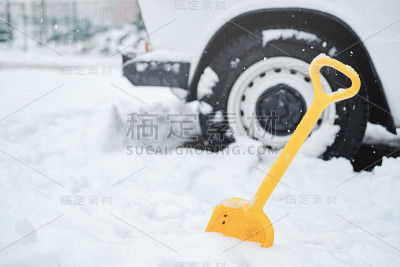 雪地里的车轮和铲子。